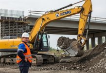 Какие комплектующие для дорожно?строительной техники критичны для простоя техники из Китая Китайский экскаватор на строительной площадке в России как пример надежной дорожно-строительной техники, работающей без простоев